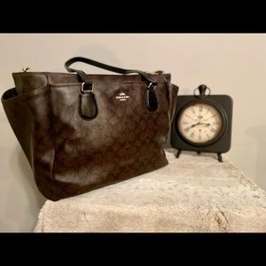Large Coach bag with dark Coach logo